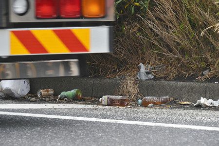 【悲報】トラックドライバーさん、国道に尿入りペットボトルを捨ててしまうｗｗｗ