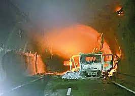 【悲報】山陽道、ガチでやばいことになるwwww トンネルでトラックが出火し大惨事に