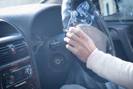 流石に令和の時代だと自動車の車内で喫煙する人もいないよな？