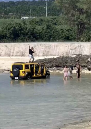【これ、うちの車では…】高級レンタル外車で海に乗り入れポーズ…「写真映え」狙う迷惑客