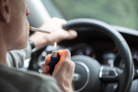 なんで車運転中にタバコはオッケーでスマホを持っての通話はダメなの？