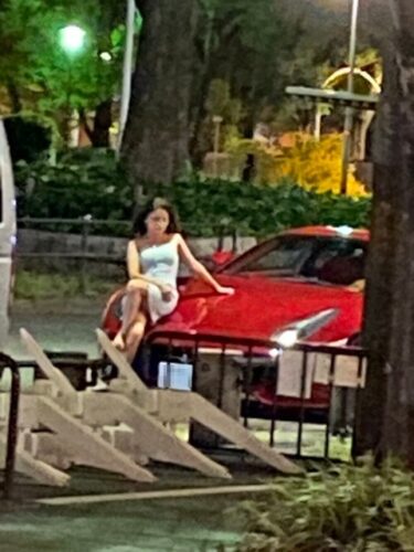 【悲報】フェラーリに見ず知らずの女性が腰掛け無断撮影