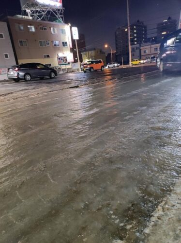 【画像】北海道民だけど目の前で車滑っていってワロタ