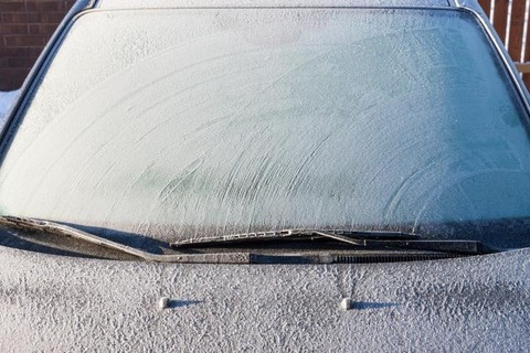【疑問】車の『フロントガラス』が凍ってたらどうしてるの？？？？？？