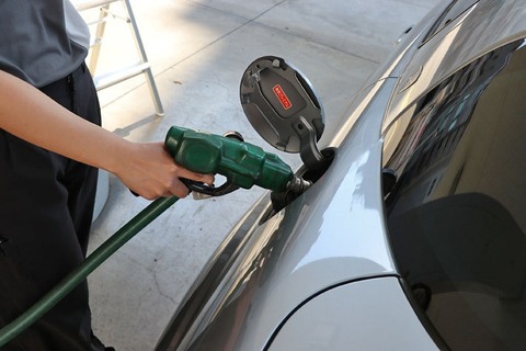 【悲報】ガソスタの店員がガソリン車に『軽油』をぶっこんできたｗｗｗｗｗ