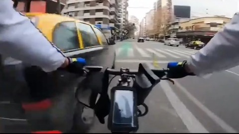 【動画】イギリスの正義系自転車Youtuber、路駐する車のミラーを破壊しまくる・・・・