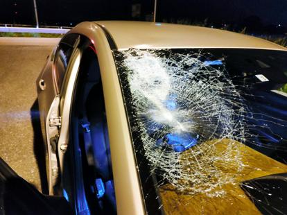 日本の警察「車に石を投げたら器物損壊」←なんでやねん