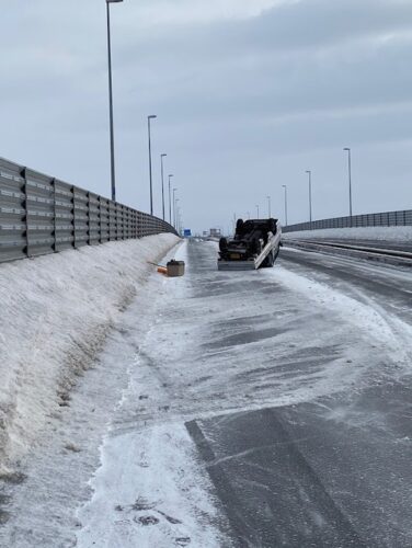 【画像】雪のせいで横転事故起こした車の『タイヤ』がヤバすぎるwwwwww