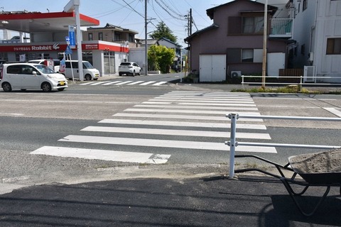 【疑問】『信号』のない横断歩道で、車は自転車のために止まる義務はあるの？？？？