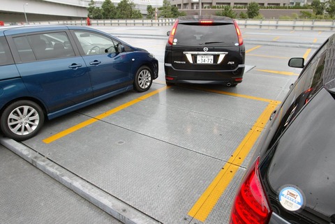 バック駐車する時、駐車スペースに左側から入れるのむずすぎない？