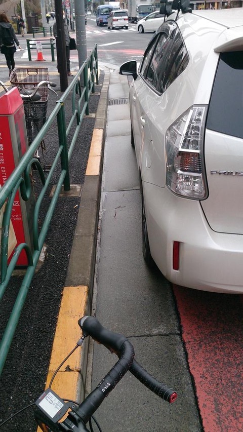 自転車乗り「プリウスに左に寄られて通れなくされた。そして直進ではなく左折していった」