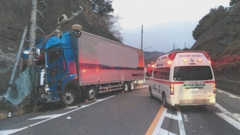 【画像】軽自動車が大型トラックと正面衝突した結果・・・・・・