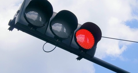 【悲報】MT車のワイ「赤信号だ！えっと...5速、4速、3速...ｶﾞｯﾁｬﾝｶﾞｯﾁｬﾝ！！」←これ