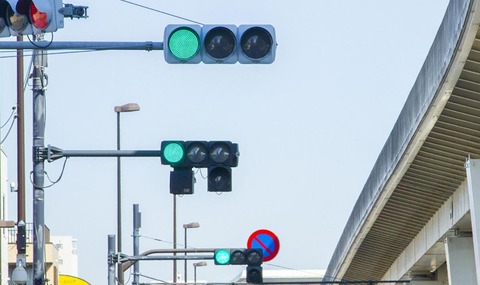 【悲報】信号が『青』に変わった瞬間、対向車より先に右折するやつｗｗｗｗ