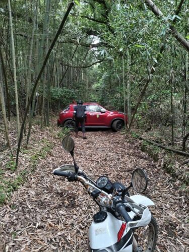 【悲報】運転初心者さん、道に迷って車を止めるもゲームの序盤で通れないルートみたいな止め方になる