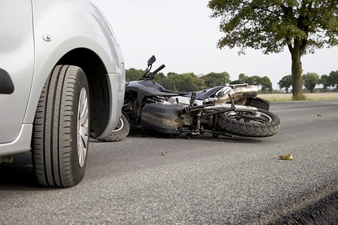 【動画】バイクさん、ガチで『車』に突っ込んだ結果・・・・