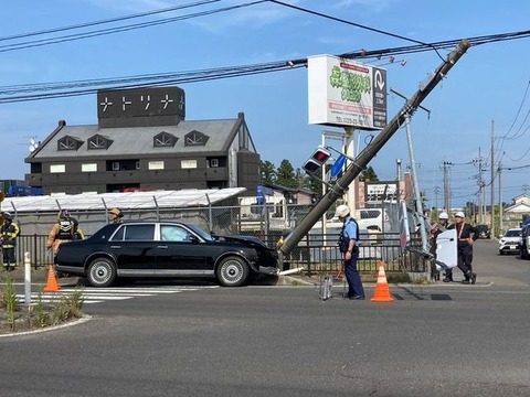 【画像】黒塗りの車が『電柱』に衝突した結果・・・・・