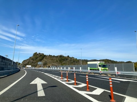 【悲報】X民『軽自動車で高速合流する時は遅いからエアコン消せ』←これ