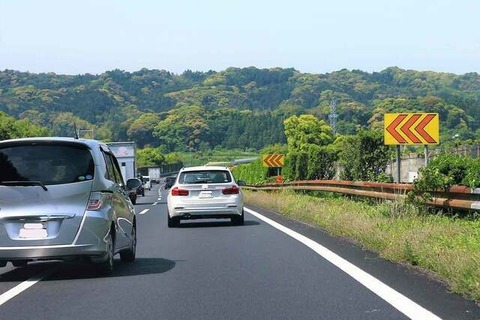 【悲報】職業ドライバーのワイ『法定速度で運転するんゴ』 後続車『追い越しするからねｗ』→結果