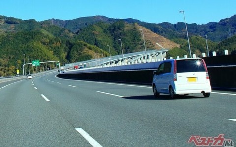 【悲報】『軽自動車』で高速の追い越し車線走ってたら煽られたんだけどｗｗｗｗｗ