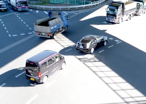 【悲報】右折するワイ『頼む！対向車来ないでくれーーー！』←これ