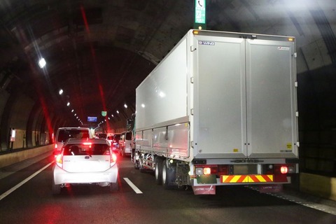 【動画】トラック運転手さん、激おこで高速道路大渋滞してしまうｗｗｗｗｗ