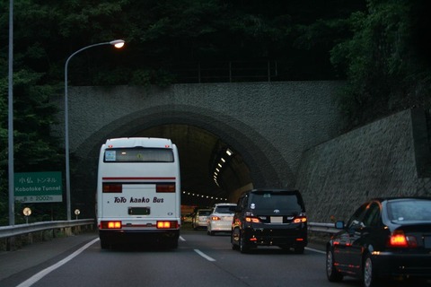 日本人って『渋滞吸収走行』も知らない人が多すぎないか？？？？？