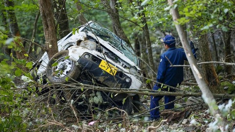 【画像】山道を走行していた『軽自動車』が転落した結果・・・・・