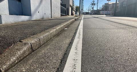 【画像】『歩道』に車が乗り上げてるんだけどｗｗｗｗｗ