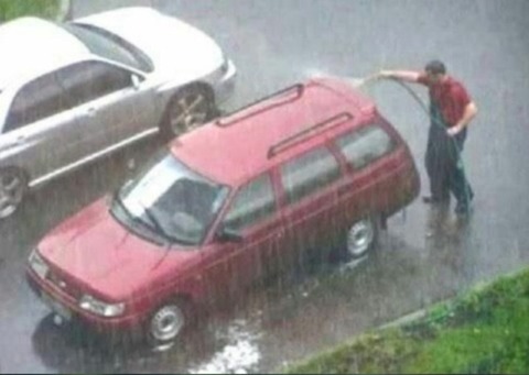 近所のオッサンが雨の中で『洗車』してるんだけどｗｗｗｗｗ