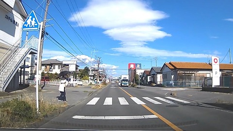 【悲報】信号のない横断歩道で止まらない『車』が多すぎるんだけどｗｗｗｗ