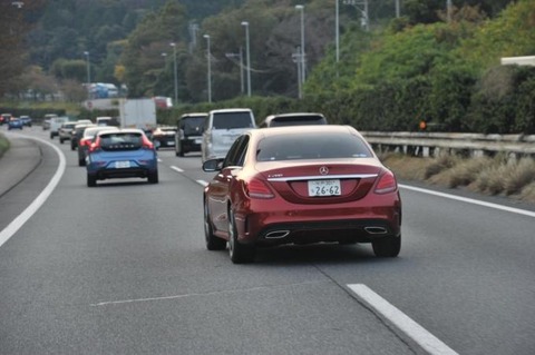 【悲報】『方向指示器』を出さないで車線変更してくる車を見たんだけどｗｗｗｗｗ