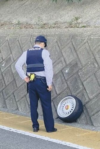【画像】突然一般道に『タイヤ』が出没してしまうｗｗｗｗｗｗｗ