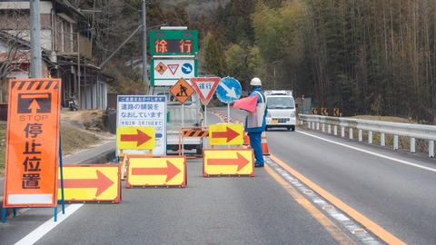 『3大』運転でイラつく瞬間「無能な工事の誘導員」「前詰まってるのに交差点内で止まってる無能」←あと一つは何？？？？