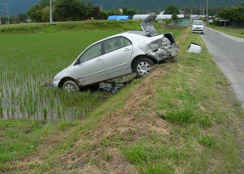 職場の先輩、飲酒運転で車ごと田んぼに落ちてしまった結果ｗｗｗｗ