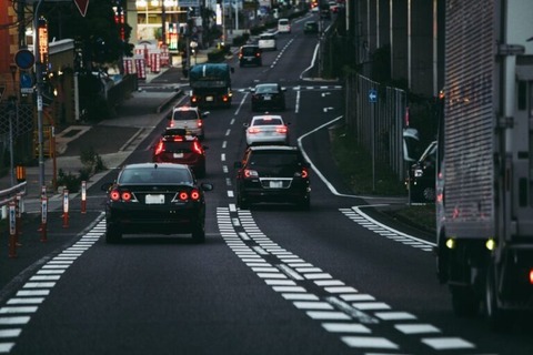 【悲報】『信号』のだいぶ前で止まってジリジリ前に進む車ｗｗｗｗｗｗｗ