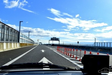 運転手「高速の合流時にブレーキは厳禁です」←じゃあ本線の車と並走してる時どうするんだ？？？？？