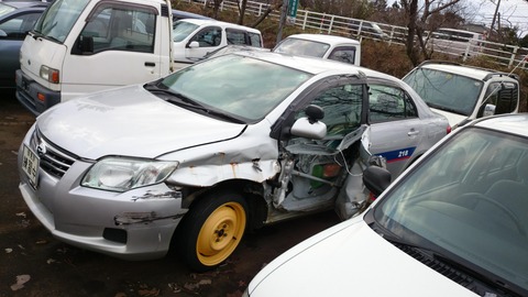 【画像】教習所のバックヤード見てたらすごい車あった