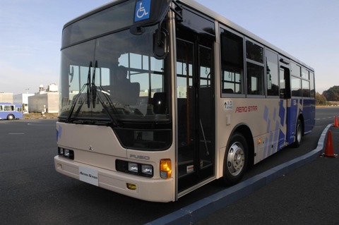 【悲報】車マニア「MT車のうんてんたのちぃ～ｗ」ワイ「よっし！MTの路線バス運転しろ！」→結果