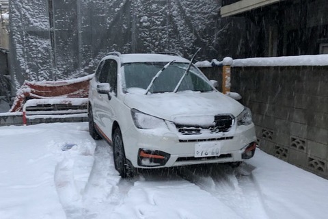 【画像】ワイの車に雪が積もってるんだけどｗｗｗｗｗ