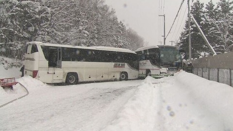 【動画】軽自動車、バスにサンドイッチされてしまう・・・・・