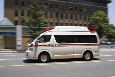 日本人さん、救急車に煽り運転をしてしまう・・・・・