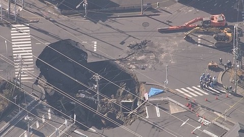 【動画】日本人、『陥没直後の大穴』のすぐ横を車で通ってしまうｗｗｗｗｗ