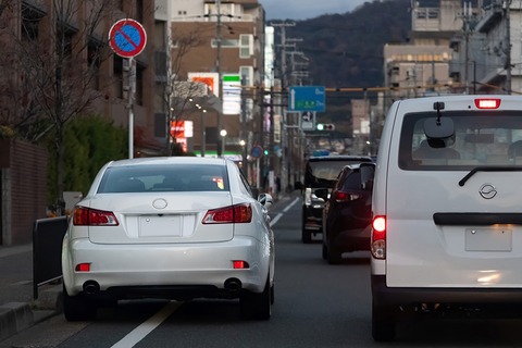 【悲報】『停車』したあとにヌルっと2メートルぐらい前に進むやつｗｗｗｗｗｗ