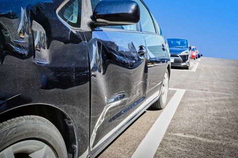 【悲報】駐車場で車を停めてたら当てられてしまったんだけどｗｗｗｗｗｗ