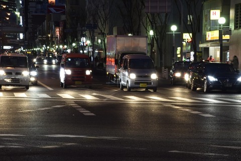 【悲報】『対向車線』で信号待ち右折ダッシュしてるやつにどんどん車間を詰めていった結果ｗｗｗｗｗｗｗ