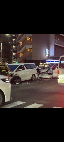 昨日車が突っ込んできて危うく死ぬところだった