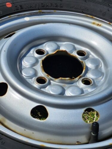 愛車のスポーツカーのタイヤ交換してる