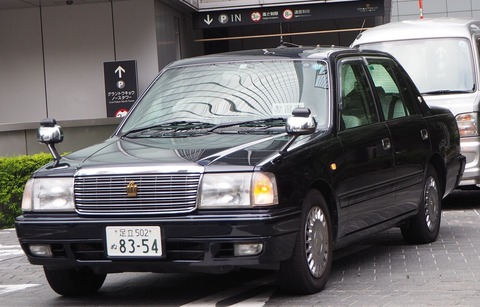 なぜタクシーっていつまでも古いクラウンなの？？？？
