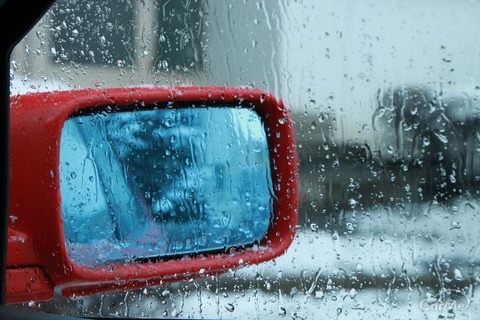 ドライバー『車のドアミラーに雨粒が付いて見えづらいわ～』ワイ『だったら・・・』